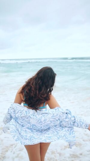 Lívia Inhudes Instagram - Depois de um dia de praia gosto sempre de cuidar do meu cabelo fazendo uma boa hidratação, hoje usei a linha cresce & aparece de @chikascosmeticos que além de acelerar o crescimento do cabelo ajuda no fortalecimento dos fios pois possui óleo de palma em sua fórmula. 
Sou apaixonada por essa linha 🫶🏻 #BelezaSemDrama #publi