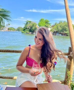 Lívia Inhudes Instagram - cheers!🍷