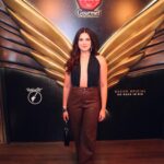 Lívia Inhudes Instagram - E minha noite não poderia ser mais divertida e gostosa junto com a @searagourmet O bacon hits seara gourmet veio para dar o toque final no #RIR 🤘🏻se você tá aqui, não esquece de passar no stand para conferir essa novidade 🖤 #BaconHitsnoRockInRio #publi Rock in Rio