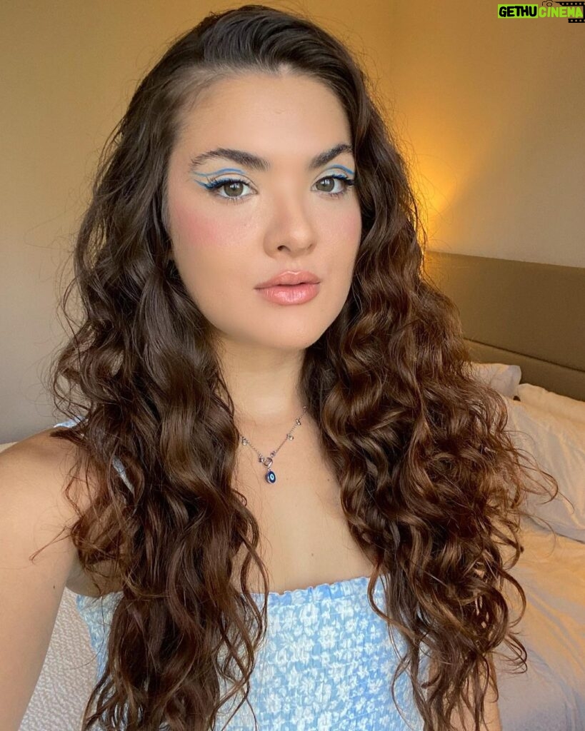 Lívia Inhudes Instagram - Sereia no mood azul 🧜🏻‍♀️💙