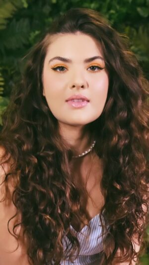 Lívia Inhudes Instagram - Vamos de Cresce & Aparece hoje? 💫
Cabelo protegido, alinhado e saudável com essa linha de @chikascosmeticos que vem conquistando meu coração. 👩🏼‍🦱💖