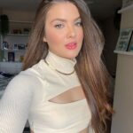 Lívia Inhudes Instagram - Sou flor que se cheire em qualquer lugar 🌾