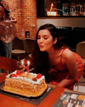 Lívia Inhudes Instagram - Meu dia foi pra lá de especial… eu que adoro uma festa resolvi esperar um pouco mais. Tive um dia onde refleti, agradeci e contemplei minha própria existência. Só recebi amor e carinho. sou grata demais. Fui jantar em um restaurante onde sempre sou tão bem recebida e tenho um carinho enorme, obrigada @cocobambu_saopaulo impecável é a palavra certa. 
Estava cercada de amor e carinho mais um aniversário. meu coração transborda. VIVA minha vida, obrigada Deus por me conceder mais um ano.🥳🥳❤️❤️✨✨