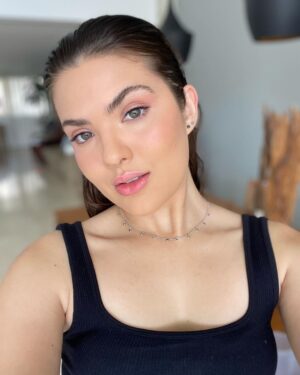 Lívia Inhudes Instagram - descobri que o cabelo molhado “lambido” me favorece🥂