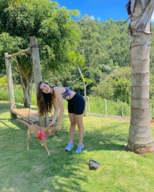 Lívia Inhudes Instagram - Que comece o feriado… borá de treino pra dar aquele gás no dia! 🏃🏼‍♀️☀️⚡️