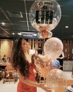 Lívia Inhudes Instagram - Meu dia foi pra lá de especial… eu que adoro uma festa resolvi esperar um pouco mais. Tive um dia onde refleti, agradeci e contemplei minha própria existência. Só recebi amor e carinho. sou grata demais. Fui jantar em um restaurante onde sempre sou tão bem recebida e tenho um carinho enorme, obrigada @cocobambu_saopaulo impecável é a palavra certa. 
Estava cercada de amor e carinho mais um aniversário. meu coração transborda. VIVA minha vida, obrigada Deus por me conceder mais um ano.🥳🥳❤️❤️✨✨