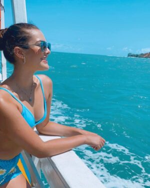 Lívia Inhudes Instagram - Férias em 🪁