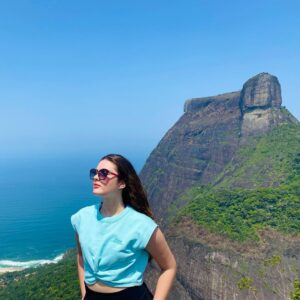 Lívia Inhudes Instagram - Minha primeira trilha no Rio 🌳🪵🌞
Sentir a natureza de perto é revigorante!
