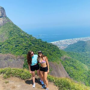 Lívia Inhudes Instagram - Minha primeira trilha no Rio 🌳🪵🌞
Sentir a natureza de perto é revigorante!