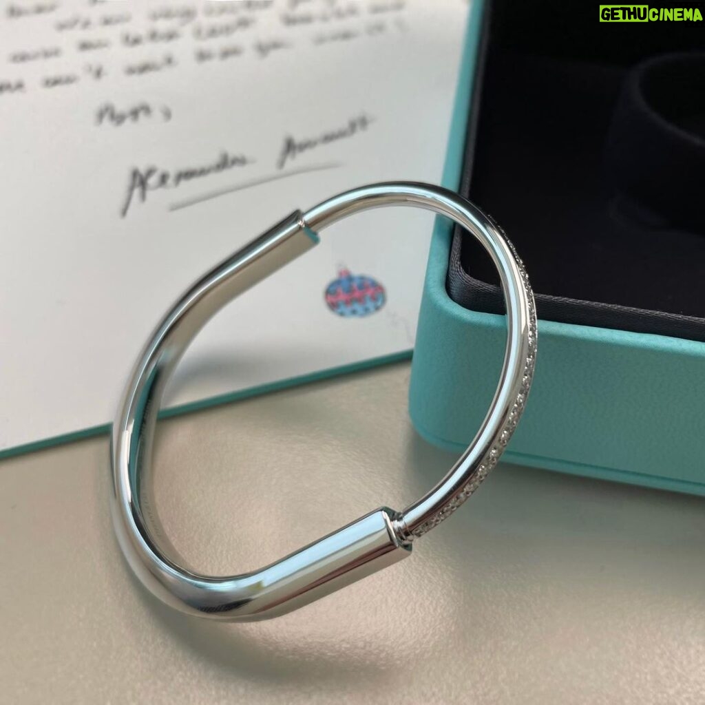 Lai Guan-lin Instagram - Thx for the surprise gift！#TiffanyLock @tiffanyandco @alexandrearnault