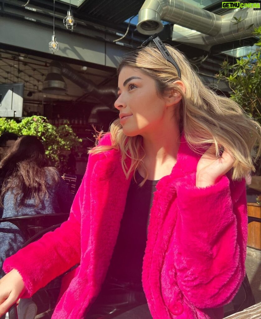 Laila Ahmed Zaher Instagram - Just a little bit of pink💕
