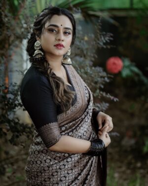 Lakshmi Nakshathra Instagram - “Saree: My happy place.”

📸. @ashif__cinematographer 
Saree @mloft_by_joeljacobmathew 
Blouse designed @acornfashionlines 
Muah @raseenas_hairsecret 
Retouch @liju_photographyoff 
Styling @stylewithandriya 

#lakshminakshathra