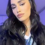 Lali Espósito Instagram – En mi cuarto una Rave 
Con Four to the floor…