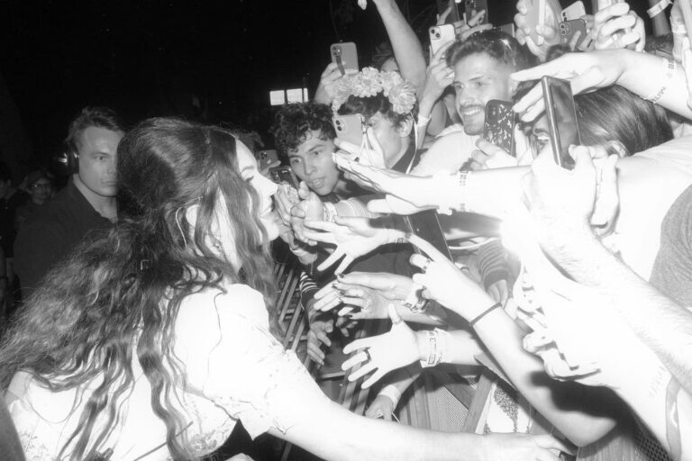 Lana Del Rey Instagram - Thank you so much São Paulo ❤️ Thank you for supporting us from the beginning Camera 📸 @yourgirlchuck