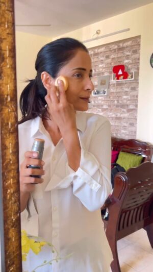 Lataa Saberwal Instagram - My morning before travel. A woman has so many roles to play. Blessed to be a WOMAN ❤️❤️ EVERY DAY IS WOMEN’S DAY. Let’s celebrate ourselves 🎉🎉 . Thank you for a warm welcome @thekamleshpatidar #lataasaberwal #authenticallylataa 
LIPGLOSS CHAMBOR N208 
 PURFUME (EAU DE TOILETTE)  TOMMY GIRL @tommyhilfiger 
JACKET @urbanic_in