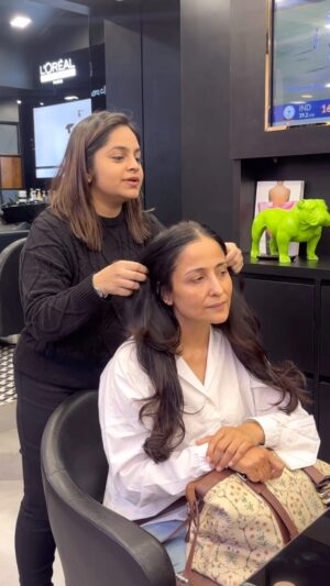 Lataa Saberwal Instagram - Hair tips which I got from hair maestro Hakim’s Aalim years back. *WHY I CUT MY KNEE LENGTH HAIR??* Thank you @prarthanashetty_hairstylist for a wonderful job . 

#lataasaberwal #authenticallylataa #hakimsaalim #haircut #hairstyle #hair #hairdresser #haircutting #hairtutorial #hairconfidence #haircolour #hairtips #hairtips101 #hairtipsdaily #hairtips💜 #hairtipsformen