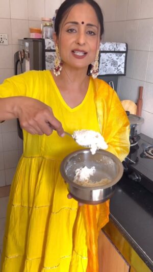 Lataa Saberwal Instagram - Basant Panchmi pe meri “manghadant” recipe 💛💛💛 #lataasaberwal #authenticallylataa 

#recipe #recipes #recipeoftheday #tiffin #tiffinbox #tiffinideas #nashta #breakfast #breakfasttime☕️ #breskfastrecipe #breakfastrecipe #easyrecipeideas #easyrecepies #easyrecipeasy