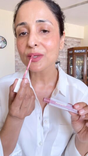 Lataa Saberwal Instagram - Chaliye fatafat ready hote hain for “our CONFIDENCE “ . What is that one makeup /skincare product without which you don’t step out?? COMMENT 👇

#lataasaberwal #authenticallylataa #quickmakeup #quickmakeup #quickmakeuptips #quickmakeuproutine #quickmakeuptutorial #quickmakeuplooks #quickmakeover #dailymakeup #dailymakakeup #everydaymakeup #everyday #everydaymakeuplook #nofoundation #nofoundationmakeup #nofoundationchallenge #nofoundationmakeuplook