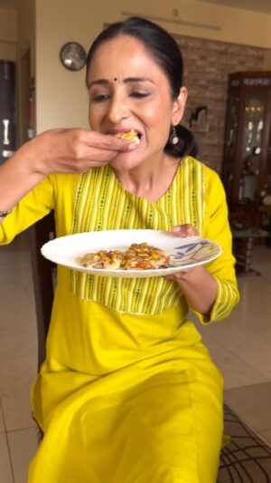 Lataa Saberwal Instagram - Let's make मनगढ़ंत *PIZZA* in 5 minutes !! 
#lataasaberwal #authenticallylataa

#5minuterecipes #quickpizza #whatsonmyplate #easyrecipeideas #easyrecepies #easyrecipeasy #quickrecipeideas #quickrecipevideos #whatsinmythalitoday #whatsinyourdabba #whatsinmylunchbox #whatsinmyfridge #whatsinmythalitodaylataasaberwal #vegrecipes #veg