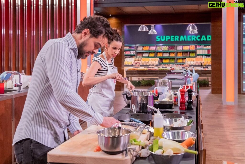 Laura Londoño Instagram - Qué pasará esta noche? Hagan sus apuestas para esta semifinal @alvaroescassioficial @danielillescas @blancaromeroe @tmoreno73 @masterchef_es @rtve