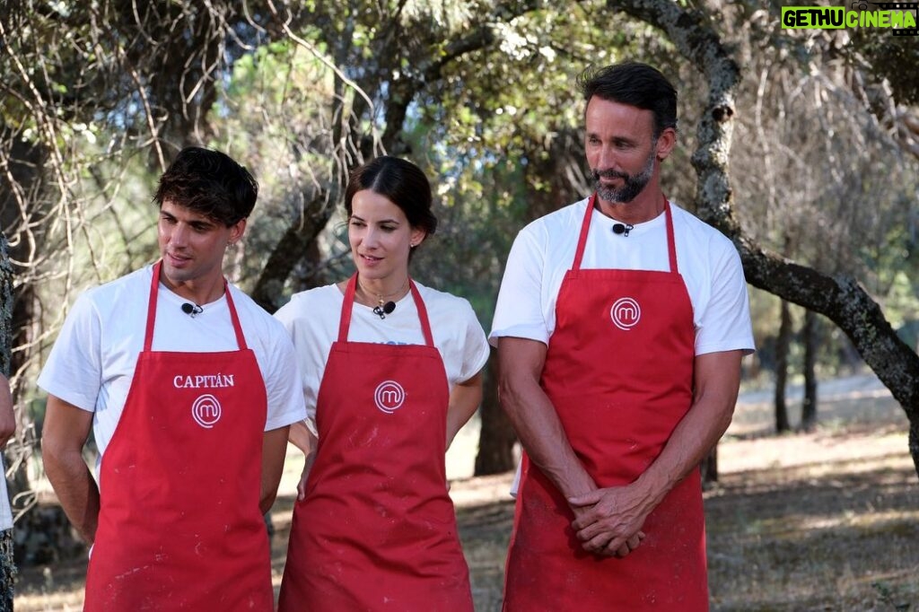 Laura Londoño Instagram - SE MI FI NA LIS TAS de @masterchef_es celebrity 8 @danielillescas @alvaroescassioficial y yo 🌟🌟🌟🌟🌟👩🏻‍🍳🧑🏻‍🍳🌟🌟🌟 Que trabajo tan tremendo el que hemos hecho todos. Nadie se imagina que un programa de entretenimiento haya tanta exigencia y sacrificio. Estoy muy orgullosa y agradecida. Madrid, España