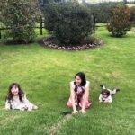 Laura Londoño Instagram - Lo primero que hago al llegar a “mi tierra”, tocar “mi tierra” 🌎🙌🏻 🇨🇴