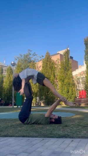 Laura Londoño Instagram - Practicando 
La confianza
La comunicación 
La sincronía