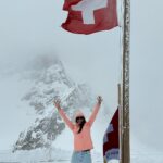 Laura Londoño Instagram – Un verano cualquiera 🇨🇭 
en un lugar especial

No venía preparada para tanto tiempo, con solo 1 maleta de ropa, no venía preparada para tanto frío en verano, pero siempre flexible a lo que vaya sucediendo, y siempre tranquila de salir en todas las fotos con el mismo pantalón, si la vida es solo 1, el pantalón también 😅 
Prefiero acumular experiencias que ropa Jungfraujoch – Top of Europe