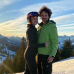 Laura Londoño Instagram - Qué les puedo decir, que es fácil? No. Ni esquiar es fácil, ni la relación de pareja, ni criar, ni siquiera la relación con la mamá y los hermanos. Y todo lo anterior es LO QUE MÁS AMO EN LA VIDA, pero he descubierto que lo más importante siempre es el AMOR, pero no es suficiente, se necesita una FUERZA que te da la desición, la disciplina, la constancia y la capacidad de resistir el aburrimiento sin querer escapar desesperadamente de ahí, sino MANTENERTE AHÍ. Ser capaces de mirar más allá de las narices para IMAGINAR un camino en conjunto en el que se baje la montaña en equipo y en una sola pieza. Porque al final tú diriges tu energía, pero ellos te sostienen a ti. Nos deseo un año nuevo lleno de nuevas conquistas, de nuevos miedos superados y una satisfacción infinita de sentirnos más grandes y capaces de sostener nuestra felicidad. Y ojalá lejos de las redes sociales para que no comparemos nuestras fotos, ni las va parejas, ni los viajes con los de los demás. Nuestro camino es personal e intransferible, (y muy corto por cierto)