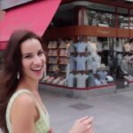 Laura Londoño Instagram - ¡Nunca me imaginé que pudiera tener una cuenta en dólares o euros desde una app en Colombia, y poder gastarlos por el mundo! Increíble vivir esta experiencia con una aplicación que se ha convertido en una de mis 5 favoritas y de verdad AMO ♥️ @littio.co fue mi turno de probarlos en España y wow 🤩🤩🤩 funcionó perfecto. Tener todo lo que necesito para ahorrar, comprar, pagar y ahorrar en monedas fuertes y en 1 sola aplicación, sin tener que hacer filas, sin ir a casas de cambio, y sin pagar por cada transacción te cambia la vida y te quita cualquier preocupación. Y la Littio Card me salvó el viaje, literalmente♥️ Gracias @littio.co , por hacerme sentir segura y tranquila, y por revolucionar las finanzas de nosotros los colombianos de forma fácil, segura y rápida. ¡Descarguen la app y empiecen recargando, si quieren desde $1 USDC! Me lo van a agradecer