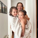 Laura Londoño Instagram - Cargarlas a las 2 y sonreír al mismo tiempo es un súper poder, pero ese poder lo tenemos. Nos lo han transmitido nuestras madres y abuelas… a todas ellas, FEROZ DÍA DE LA MADRE. Jajaja el autocorrector me cambió Feliz por feroz y lo iba a corregir, pero pensé que esa es la mejor definición de una madre. Así que Feroz día de las madres en donde ya pasó, en donde está pasando y en donde nunca ha sido