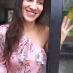 Laura Londoño Instagram - Tip de vida! USA PROTECTOR SOLAR Ellos a veces creen que soy muy intensa, pero algún día me lo agradecerán. Así mismo todos algún día le agradeceremos al protector solar lo que hace por nuestra a piel. ☀️ @larocheposay #larocheposaycol #skinismorethanskin #patrocinio