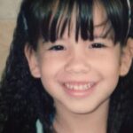 Laura Londoño Instagram - Para esa Laura y para ti si lo necesitas: Cuando dudes de ti, sigue, que sí se puede. Cuando duden de ti, sigue que sí que puedes. No se trata de demostrarle nada a los demás, sino demostrarnos a nosotros mismos que podemos ser todo eso que llevamos dentro. Sé tú, no le va a gustar a todo el mundo, pero te va a satisfacer muchísimo a ti. Sé tu. Y te amo así, siendo tu. (Todo lo que digo aquí, me lo digo a mi primero, que lo necesito bastante a menudo. Respira y sigue, respira y sigue, respira y sigue. Y por cierto, todo el diga que Kaelita es igual al papá, que vea aquí la segunda foto y me diga si no es ella sin crespos 😍 Madrid, España