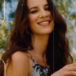 Laura Londoño Instagram - Siento que capturaron a mi esencia en cada detalle de esta campaña, en cada prenda, en todos los looks, me encanta. Esta soy yo, feliz en el campo, cómoda, con mis flores y con todo lo sencillo que me hace feliz. Imposible no enamorarse de estos looks. Si te gustan recuerda que están disponibles en el catálogo de Leonisa @leonisa @negocioleonisa