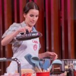 Laura Londoño Instagram - Pues arrancamos con una crema catalana en exteriores y una inglesa para helado de vainilla, abriendo un olla a presion sin volar por los cielos, unos mini Dim sum ergidos en "falso caldo" y un mini vestido 😅👌🏻 @masterchef_es #mccelebrity #masterchef @rtve Pueden revivir el capítulo y ver desde otros países por la app RTVE PLAY En España, todos los jueves a las 22:30 🌟