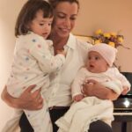 Laura Londoño Instagram - Cargarlas a las 2 y sonreír al mismo tiempo es un súper poder, pero ese poder lo tenemos. Nos lo han transmitido nuestras madres y abuelas… a todas ellas, FEROZ DÍA DE LA MADRE. Jajaja el autocorrector me cambió Feliz por feroz y lo iba a corregir, pero pensé que esa es la mejor definición de una madre. Así que Feroz día de las madres en donde ya pasó, en donde está pasando y en donde nunca ha sido