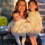 Laura Londoño Instagram - Cargarlas a las 2 y sonreír al mismo tiempo es un súper poder, pero ese poder lo tenemos. Nos lo han transmitido nuestras madres y abuelas… a todas ellas, FEROZ DÍA DE LA MADRE. Jajaja el autocorrector me cambió Feliz por feroz y lo iba a corregir, pero pensé que esa es la mejor definición de una madre. Así que Feroz día de las madres en donde ya pasó, en donde está pasando y en donde nunca ha sido