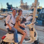 Laura Londoño Instagram - Cargarlas a las 2 y sonreír al mismo tiempo es un súper poder, pero ese poder lo tenemos. Nos lo han transmitido nuestras madres y abuelas… a todas ellas, FEROZ DÍA DE LA MADRE. Jajaja el autocorrector me cambió Feliz por feroz y lo iba a corregir, pero pensé que esa es la mejor definición de una madre. Así que Feroz día de las madres en donde ya pasó, en donde está pasando y en donde nunca ha sido