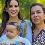 Laura Londoño Instagram - Cargarlas a las 2 y sonreír al mismo tiempo es un súper poder, pero ese poder lo tenemos. Nos lo han transmitido nuestras madres y abuelas… a todas ellas, FEROZ DÍA DE LA MADRE. Jajaja el autocorrector me cambió Feliz por feroz y lo iba a corregir, pero pensé que esa es la mejor definición de una madre. Así que Feroz día de las madres en donde ya pasó, en donde está pasando y en donde nunca ha sido