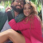 Laura Londoño Instagram - Así son los #Manes pero aun así los amamos. La verdad @varielsanchez no es que me quisiera ir, es que no quería que te fueras tú porque soy feliz grabando contigo 🥰 Ya han visto esta amistad por @primevideolat ?