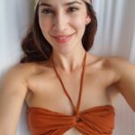 Laura Londoño Instagram - Aquí estoy acostada en una hamaca en un lugar recóndito en el Amazonas, feliz de grabar #planetacalleja con @jesuscallejatv y todo el equipo fantástico de @zanskarproducciones Y hoy por fin sale al aire para todos ustedes, para que viajen con nosotros desde donde nos vean. He de confesar que este es mi trabajo favorito en la vida, viajar para descubrir lugares maravillosos y compartirlos con todos. Ojalá disfruten este viaje tanto como yo! Disponible hoy a las 22.50H España por @cuatrotv