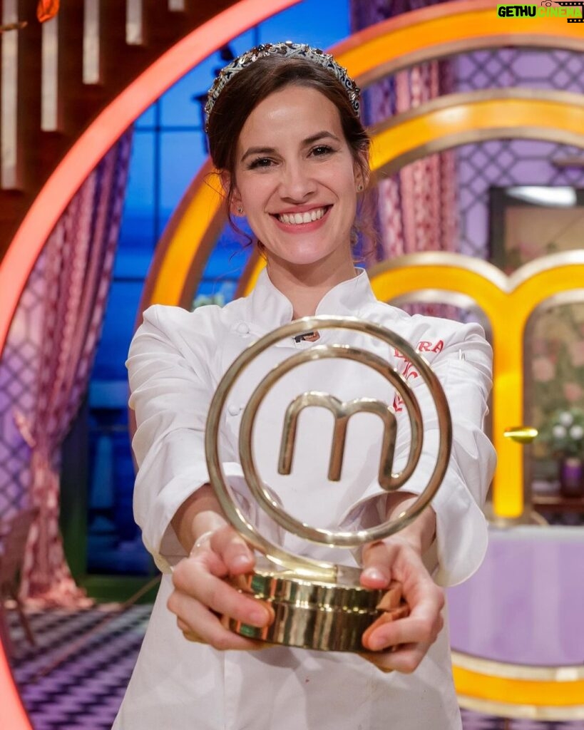 Laura Londoño Instagram - Lo logramooooos!!!!! Y por fin ha llegado este día tan esperado 💗🏆🌟. La felicidad que tengo de haberme embarcado en este proyecto es inmensa!!! Estoy tan pero tan feliz de haber sido parte de esta edición de MásterChef Celebrity… Ha sido genial, he aprendido tanto, me he divertido y he sufrido también, pero es que así es un poco la vida no? Han valido la pena todas las horas de trabajo y aprendizaje, comencé como una mujer actriz colombiana, y me voy como una chef de corazón y con un amor a la cocina que no sabía que tenía! Quiero agradecer a todos mis compañeros, con los que hemos creado una gran familia, a los jurados de los cuales he aprendido tanto, que ni se imaginan; gracias por recibirme con los brazos abiertos a toda la producción, que han sido tan cálidos y amorosos conmigo. Y sobretodo gracias al público por haberme acompañado en este trayecto, nunca olvidaré este programa. Y lo más importante GRACIAS a mi familia por haberme soportado (en muchos sentidos) todo este tiempo 😂 Por último felicitar a @alvaroescassioficial has sido un gran contrincante, demasiado desafiante!! Espero hayan podido disfrutar un poco de mi país, y de mis costumbres que he trasmitido a lo largo del programa. GRACIAS !!! 🎊🎈🎉 @masterchef_es @pepe_rodriguezrey @samyspain @jordicruzoficial 🇨🇴 🇪🇸 España