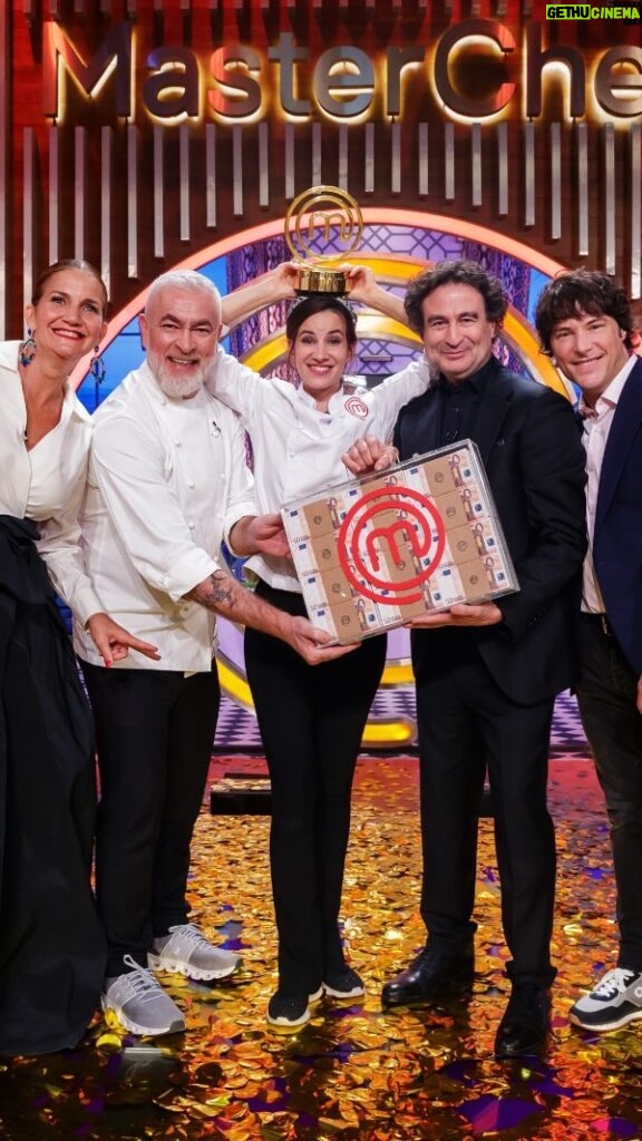 Laura Londoño Instagram - ✨@londonotlaura se convierte en la ganadora de la octava edición de #MCCelebrity con un precioso menú inspirado en #Colombia. ¡Felicidades, te lo mereces! 💖 #masterchef