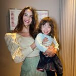 Laura Londoño Instagram - Ya saben, con una maquillada RÁPIDA Y FEROZ, y el outfit siempre listo, quedamos preparadas para todo, desde presentar un evento, hasta alzar a tu bebesota Maquillaje @feroz_es @feroz__co De arriba a abajo @arial.12