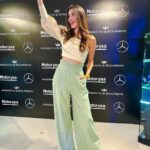 Laura Londoño Instagram - Ya saben, con una maquillada RÁPIDA Y FEROZ, y el outfit siempre listo, quedamos preparadas para todo, desde presentar un evento, hasta alzar a tu bebesota Maquillaje @feroz_es @feroz__co De arriba a abajo @arial.12
