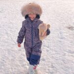 Laura Londoño Instagram - Qué les puedo decir, que es fácil? No. Ni esquiar es fácil, ni la relación de pareja, ni criar, ni siquiera la relación con la mamá y los hermanos. Y todo lo anterior es LO QUE MÁS AMO EN LA VIDA, pero he descubierto que lo más importante siempre es el AMOR, pero no es suficiente, se necesita una FUERZA que te da la desición, la disciplina, la constancia y la capacidad de resistir el aburrimiento sin querer escapar desesperadamente de ahí, sino MANTENERTE AHÍ. Ser capaces de mirar más allá de las narices para IMAGINAR un camino en conjunto en el que se baje la montaña en equipo y en una sola pieza. Porque al final tú diriges tu energía, pero ellos te sostienen a ti. Nos deseo un año nuevo lleno de nuevas conquistas, de nuevos miedos superados y una satisfacción infinita de sentirnos más grandes y capaces de sostener nuestra felicidad. Y ojalá lejos de las redes sociales para que no comparemos nuestras fotos, ni las va parejas, ni los viajes con los de los demás. Nuestro camino es personal e intransferible, (y muy corto por cierto)
