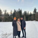 Laura Londoño Instagram - Qué les puedo decir, que es fácil? No. Ni esquiar es fácil, ni la relación de pareja, ni criar, ni siquiera la relación con la mamá y los hermanos. Y todo lo anterior es LO QUE MÁS AMO EN LA VIDA, pero he descubierto que lo más importante siempre es el AMOR, pero no es suficiente, se necesita una FUERZA que te da la desición, la disciplina, la constancia y la capacidad de resistir el aburrimiento sin querer escapar desesperadamente de ahí, sino MANTENERTE AHÍ. Ser capaces de mirar más allá de las narices para IMAGINAR un camino en conjunto en el que se baje la montaña en equipo y en una sola pieza. Porque al final tú diriges tu energía, pero ellos te sostienen a ti. Nos deseo un año nuevo lleno de nuevas conquistas, de nuevos miedos superados y una satisfacción infinita de sentirnos más grandes y capaces de sostener nuestra felicidad. Y ojalá lejos de las redes sociales para que no comparemos nuestras fotos, ni las va parejas, ni los viajes con los de los demás. Nuestro camino es personal e intransferible, (y muy corto por cierto)