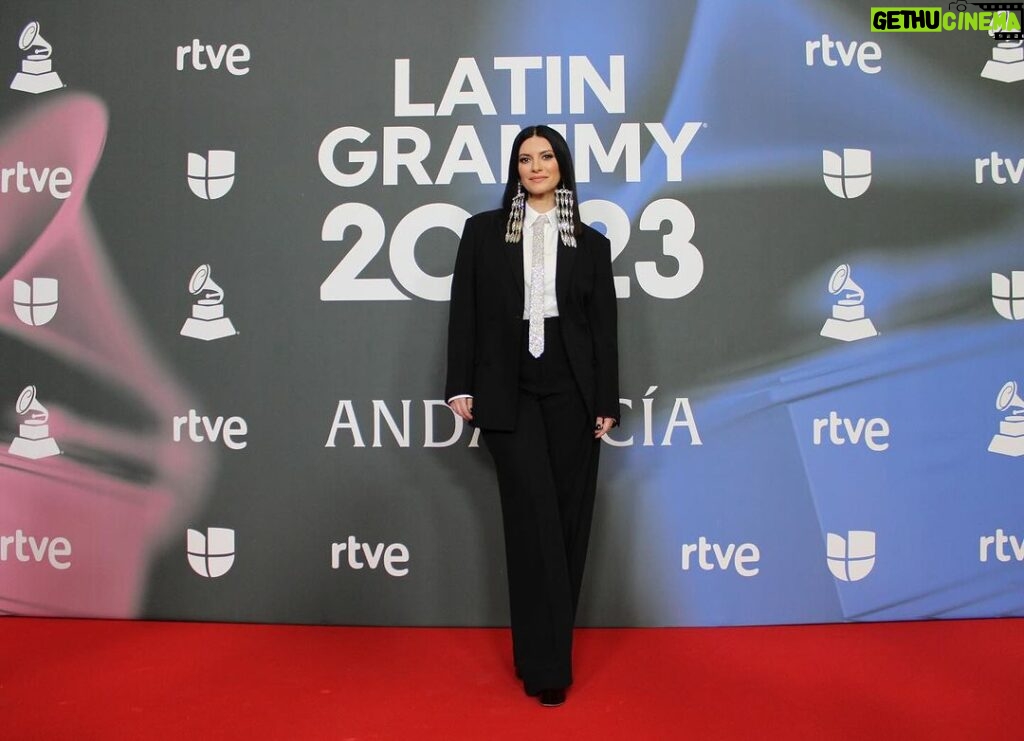 Laura Pausini Instagram - Red Carpet @latingrammys 2023! 🖤 Thanks @pppiccioli Total look: @maisonvalentino Styling: @susanna_ausoni MUAH: @rebecatfigueroa #LatinGRAMMY #LatinGrammyRedCarpet