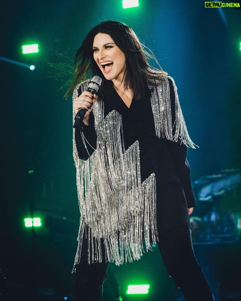 Laura Pausini Instagram - RIMINI 2. ITALY 💣💣💣 #laurapausinilive @lucatommassinidreamer Photo @virginiabettoja e @lucabrunetti_photo Thanks to @amenstyle @jacopotonelli custom made , @susanna_ausoni #soldout #laura30worldtour