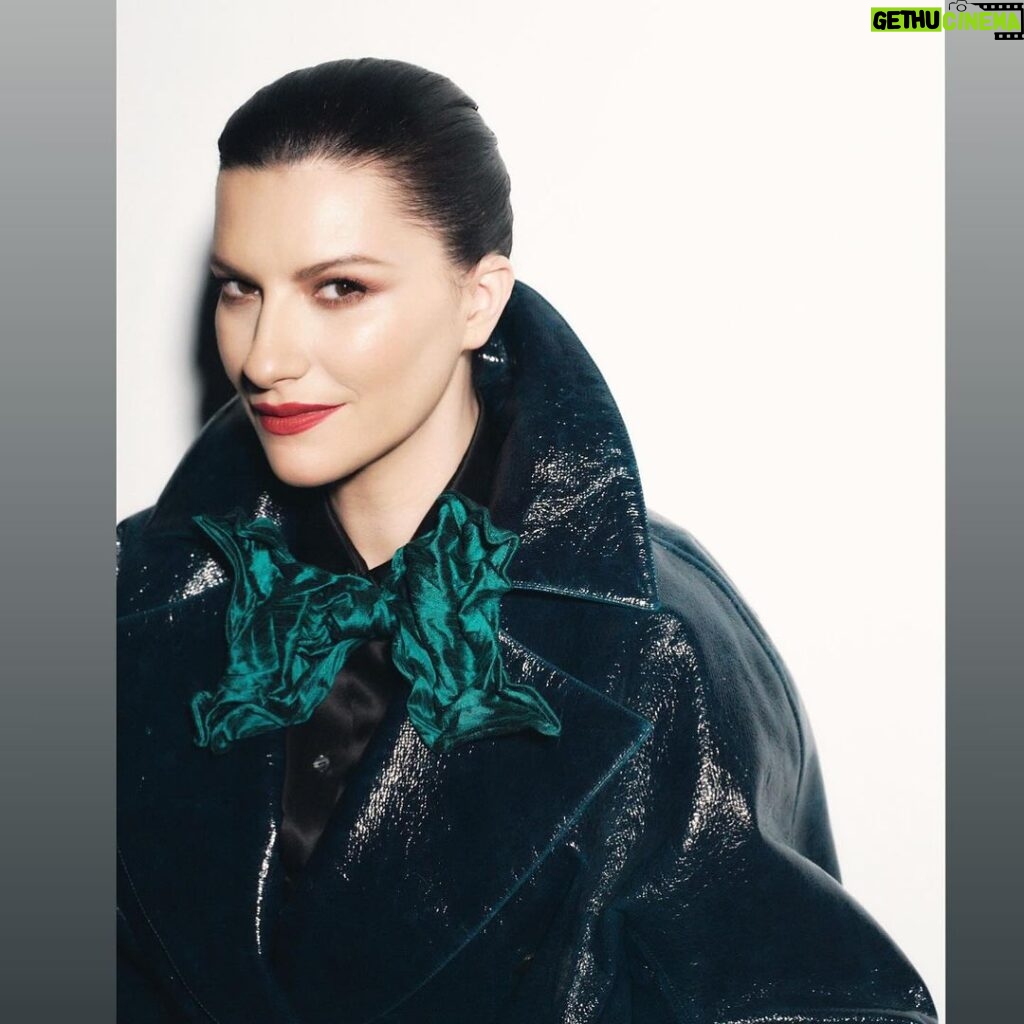 Laura Pausini Instagram - La italiana mas española ❤️ Me encanta! Gracias @elpaissemanal Fotografía: @javier_biosca Estilismo: @bdelacova Maquillaje: @rebecatfigueroa Peluquería: Carmen de Juan Producción: Cristina Serrano Asistente de fotografía: Nano Hernández Asistente de estilismo: Diego Serna Gracias a mi @sonseg @dmoore_agency